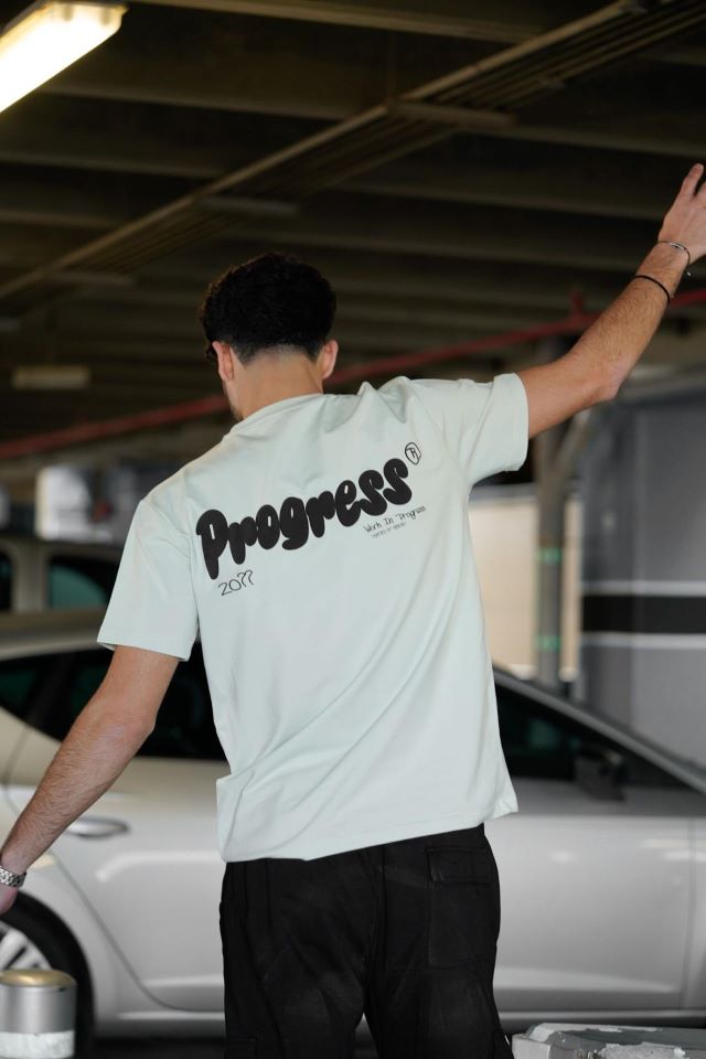 SHADES OF TREADS PROGRESS ESSENTIAL WEAR LIGHT GREEN قميص PROGRESS ESSENTIAL WEAR باللون الأخضر الفاتح