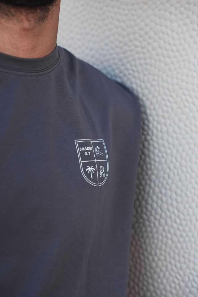 SHADES OF TREADS OT LOGO C WASHED GREY شعار OT C باللون الرمادي المغسول