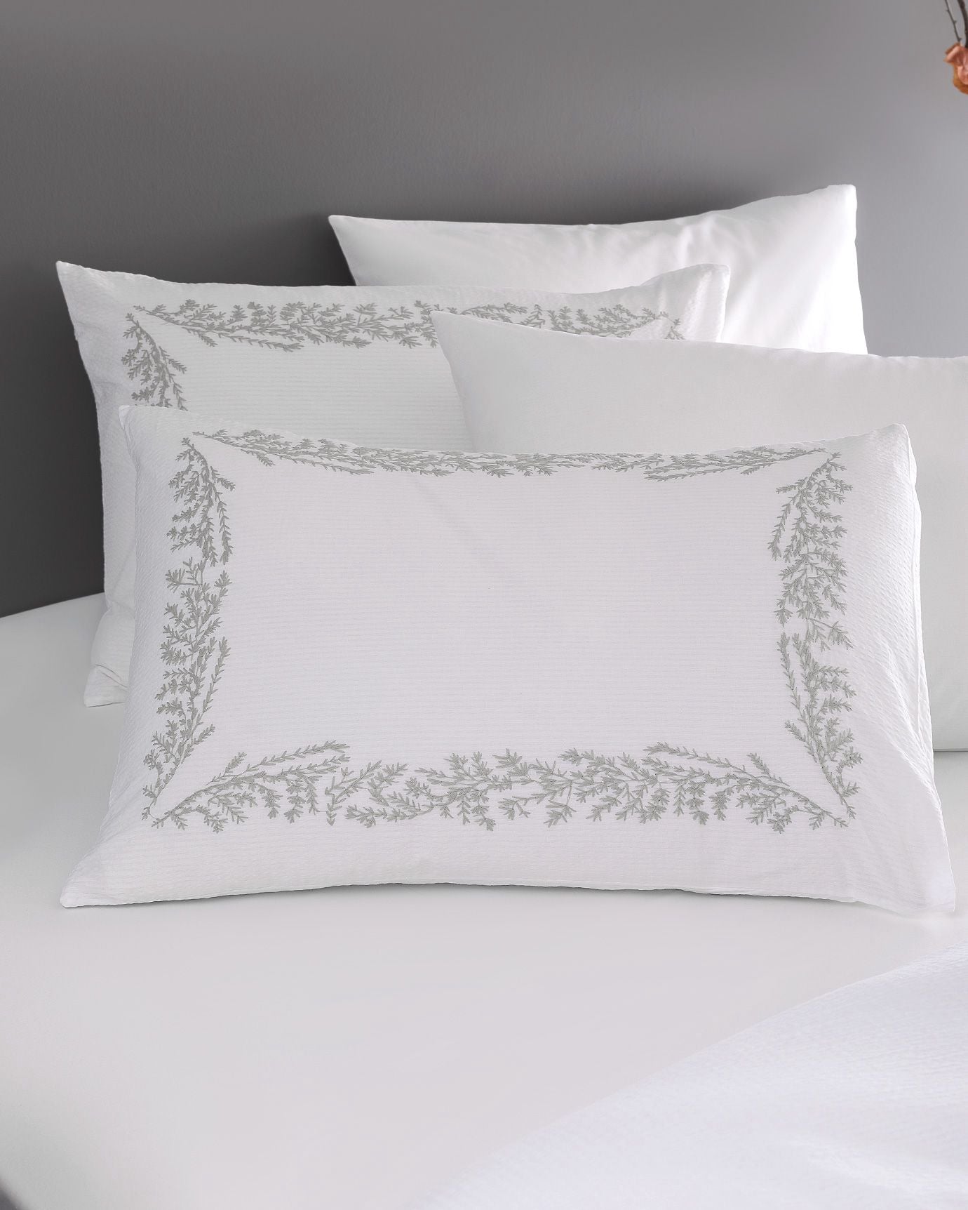 BED COVER KING DOUBLE SIZE WHITE/GREY