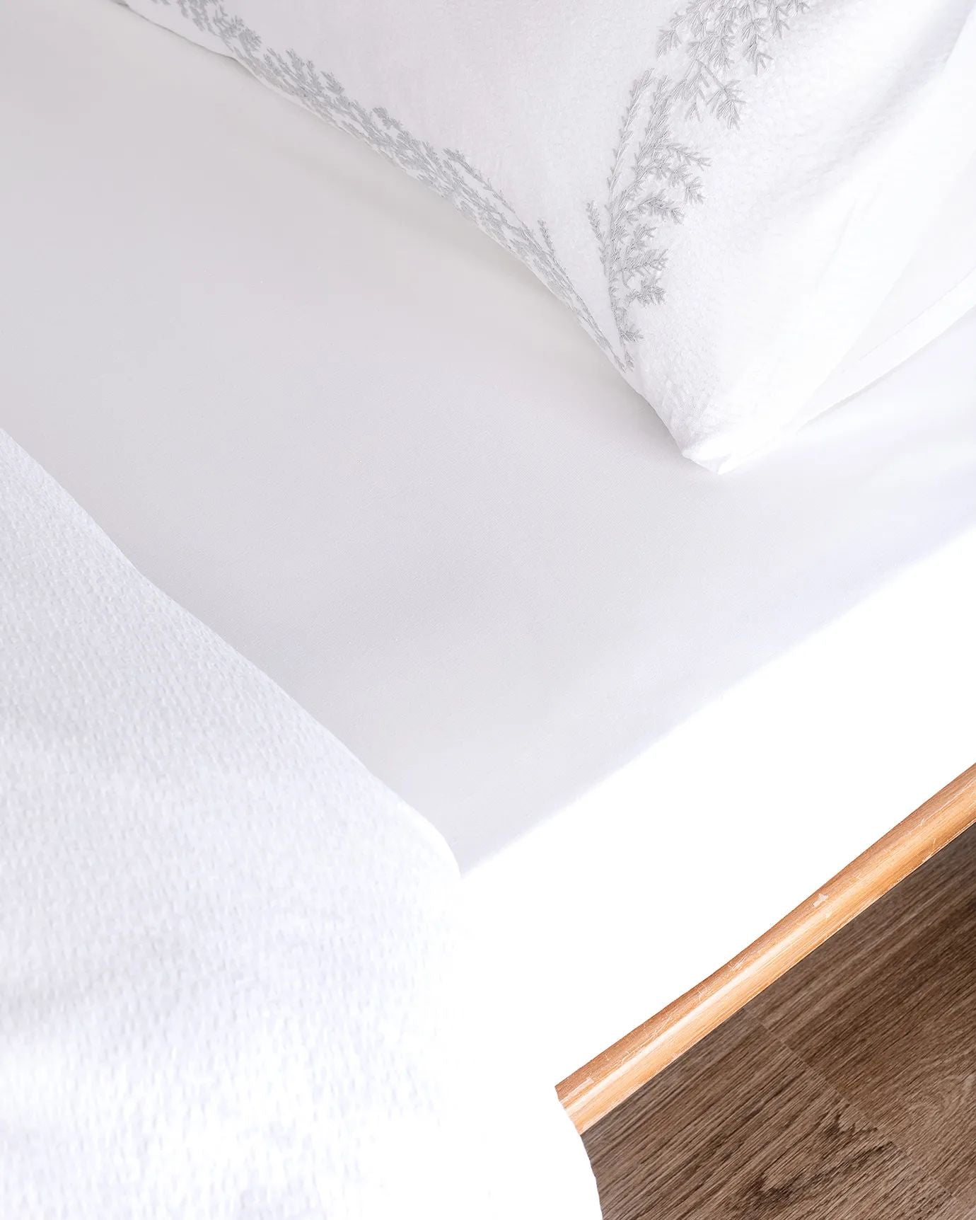 BED COVER KING DOUBLE SIZE WHITE/GREY